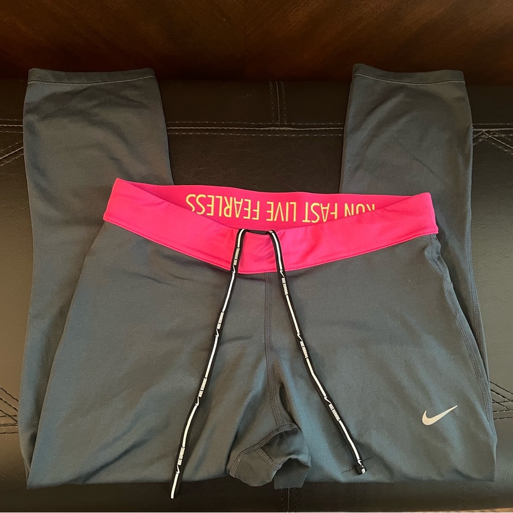 Nike Dri-Fit Run Fast Live Fearless Capri Legging. Gray & Pink. Size M